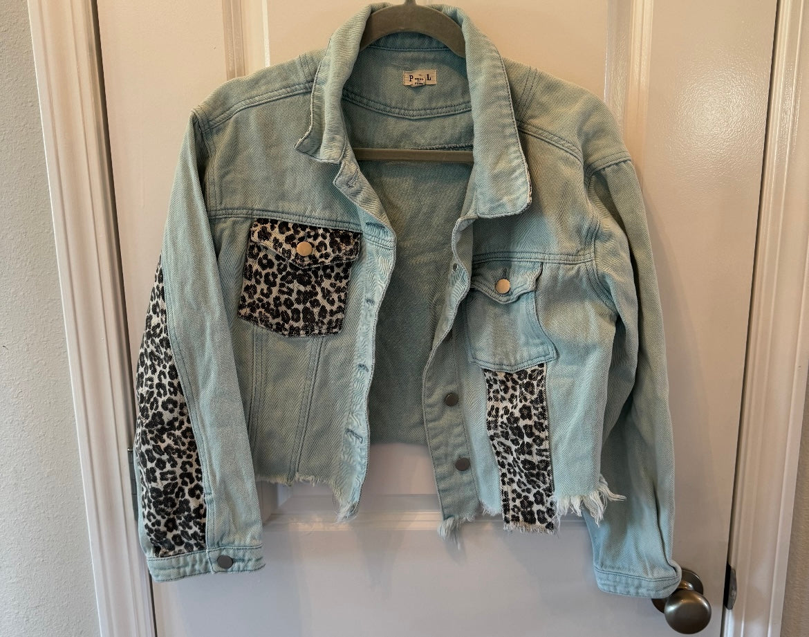 POL Distressed Raw Hem Jean Jacket w Leopard Patchwork Women’s Size Small Light Wash