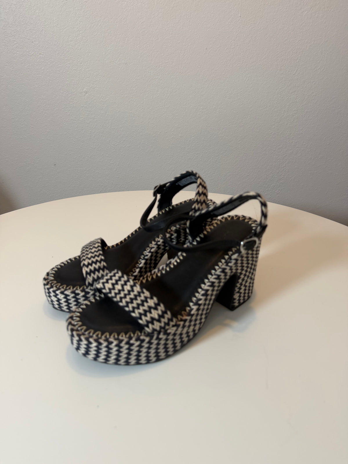 Universal Thread Black & White Heels Size 8