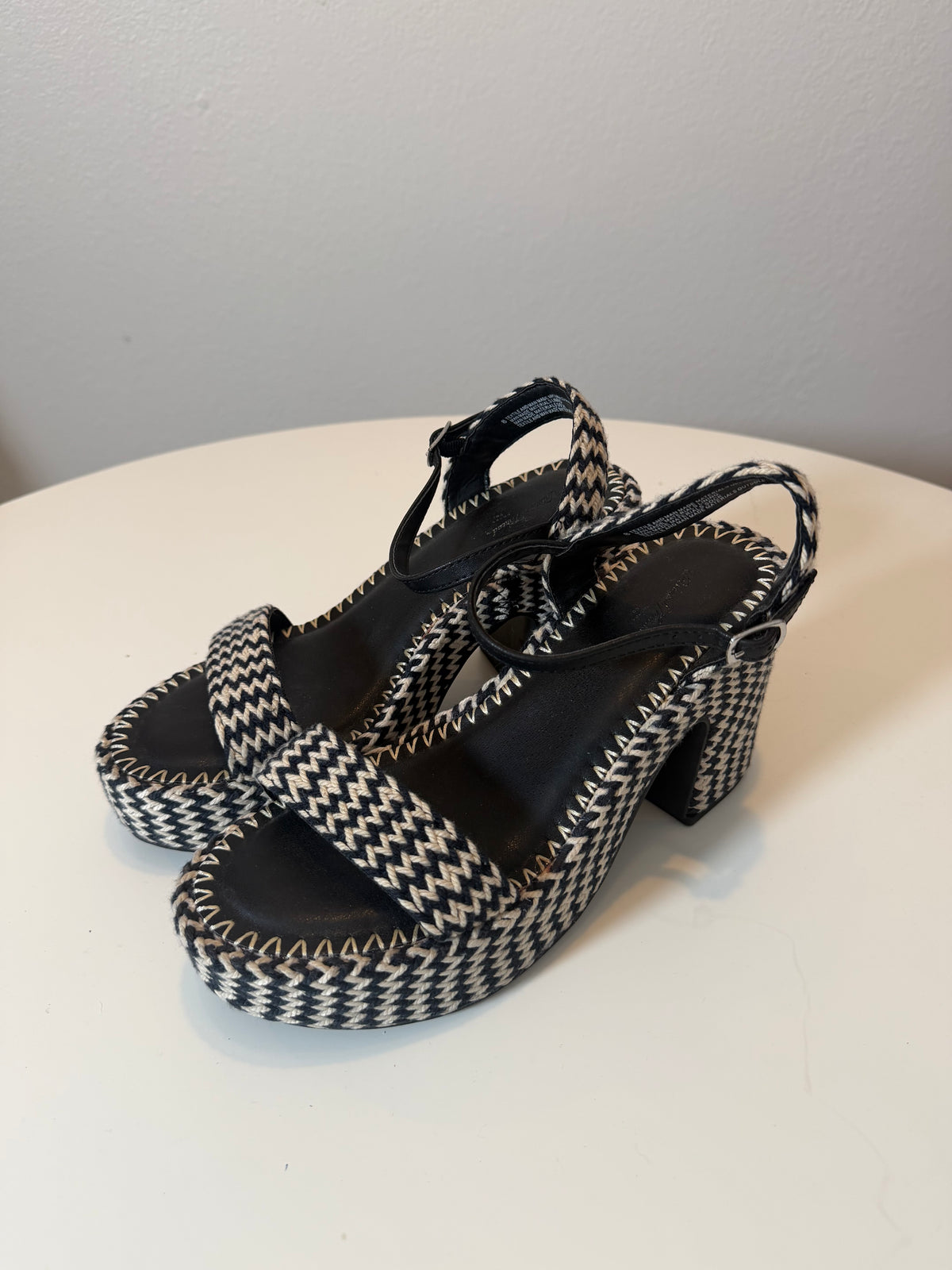 Universal Thread Black & White Heels Size 8