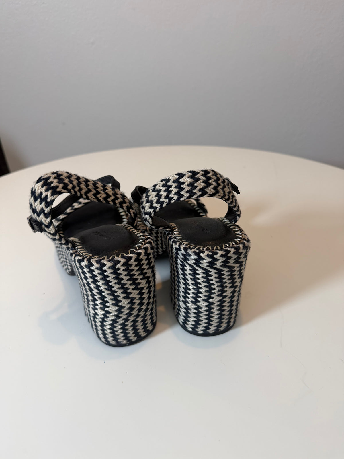 Universal Thread Black & White Heels Size 8